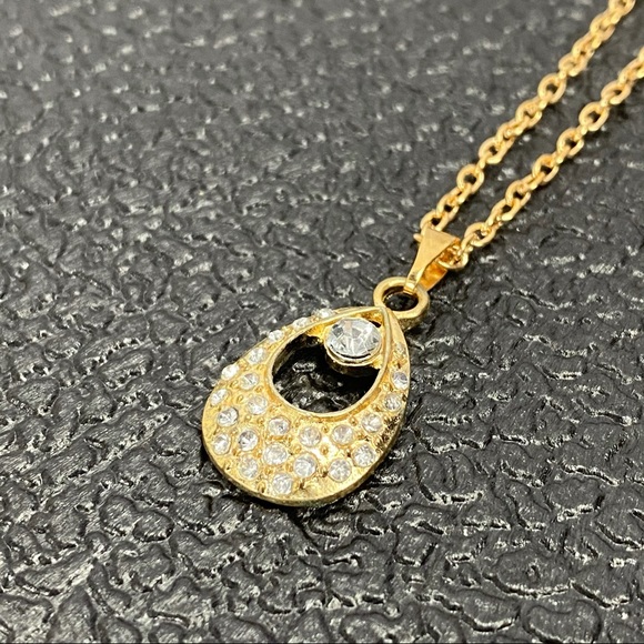 7/ $35 Peacock Teardrop Crystal Gold Necklace - Picture 2 of 3